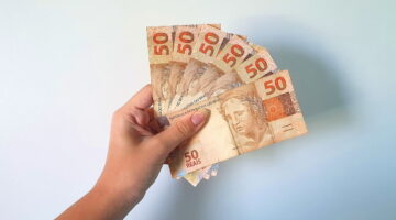 Auxílio de R$ 300 e R$ 600: confira quem recebe o benefício HOJE