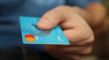 Cartão de crédito clonado é golpe comum na Black Friday