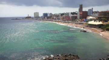 Praia do Porto da Barra é reaberta; confira as regras de funcionamento