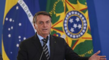 Bolsonaro fala sobre efeitos colaterais de vacina contra COVID-19