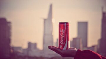 Vagas na Coca-Cola: 1.800 oportunidades de emprego abertas em dezembro