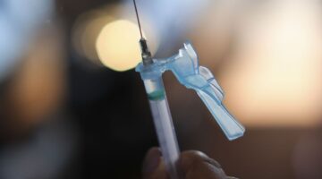 Covid-19: Ministério da Saúde recomenda suspensão da vacinação de adolescentes
