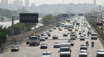 Feriado prolongado: motorista encontra lentidão nas rodovias de São Paulo