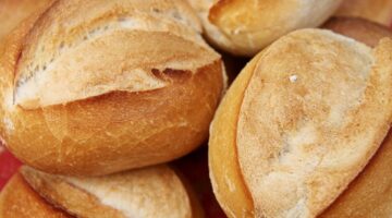 Igual o da padaria: saiba como fazer um delicioso pão francês em casa