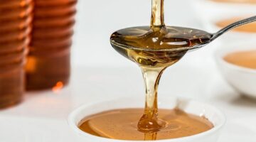 Muito mais do que um alimento: veja 3 grandes utilidades do mel no dia a dia