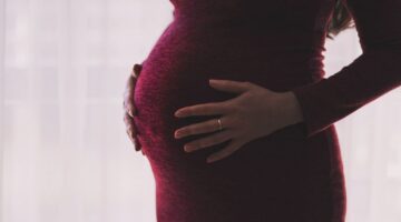 Senado aprova salário-maternidade para grávidas na pandemia; entenda