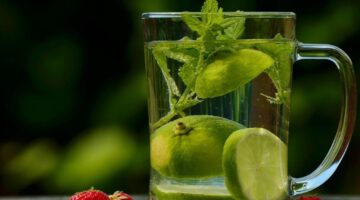 Água com limão é bom para o quê? Confira benefícios e malefícios
