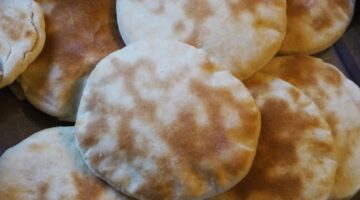 Descomplicado: veja como fazer pão sírio para incrementar suas receitas