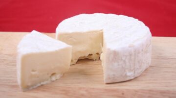 Saiba como fazer um delicioso queijo caseiro com poucos ingredientes