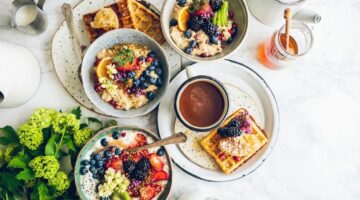 Tomar café da manhã realmente é importante? Confira os benefícios