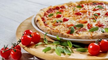 Veja 2 receitas incríveis que você pode fazer com as sobras da pizza