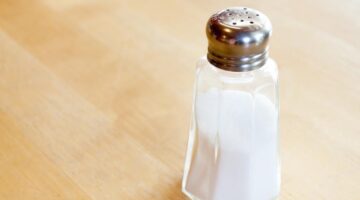 Consumo de sal não deve ultrapassar limite específico ao dia; veja qual é