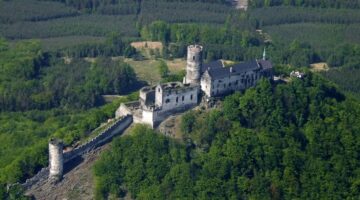 Por que o Castelo de Houska é conhecido como “porta do inferno”?