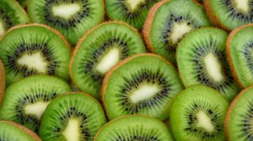 Kiwi com ou sem casca: qual é o jeito certo de comer?