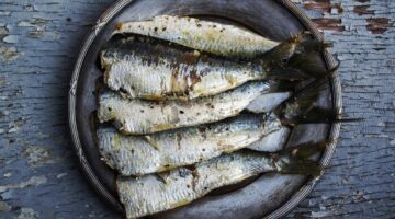 Sardinha faz bem para a saúde? Confira 5 benefícios do alimento