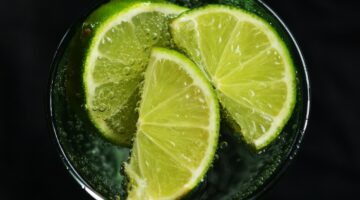 Água com limão realmente faz bem para o corpo? Veja o que se sabe