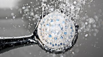 3 truques certeiros para limpar chuveiros entupidos