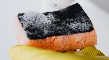 Para que realmente serve a parte laranja da esponja de louças?