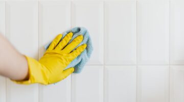 3 truques rápidos para limpar rejunte de banheiros