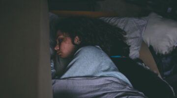 Durma no escuro! Confira 4 grandes benefícios relacionados à prática