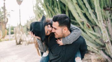 5 sinais que o corpo dá quando alguém está apaixonado