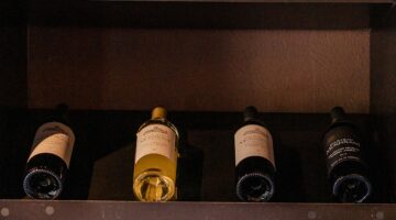 Por que as garrafas de vinho têm um abaulamento na base?