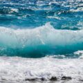 Por que a água do mar é salgada? Veja o que a ciência diz