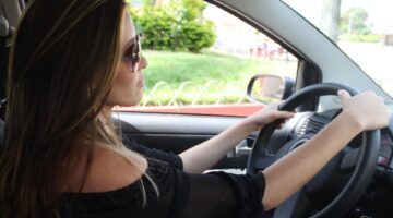 10 coisas que você não deve fazer enquanto dirige um carro