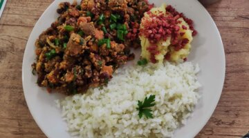 Uma receita de feijão tropeiro para um almoço memorável em família