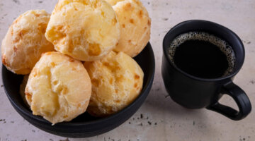 Pão de queijo fácil: receita caseira autêntica