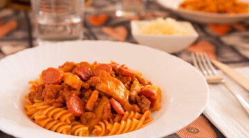 Macarrão com salsicha: almoço rápido e divertido