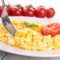 Deliciosos ovos mexidos com tomate e manjericão