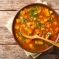 Descubra os benefícios e sabores da sopa de lentilha com vegetais